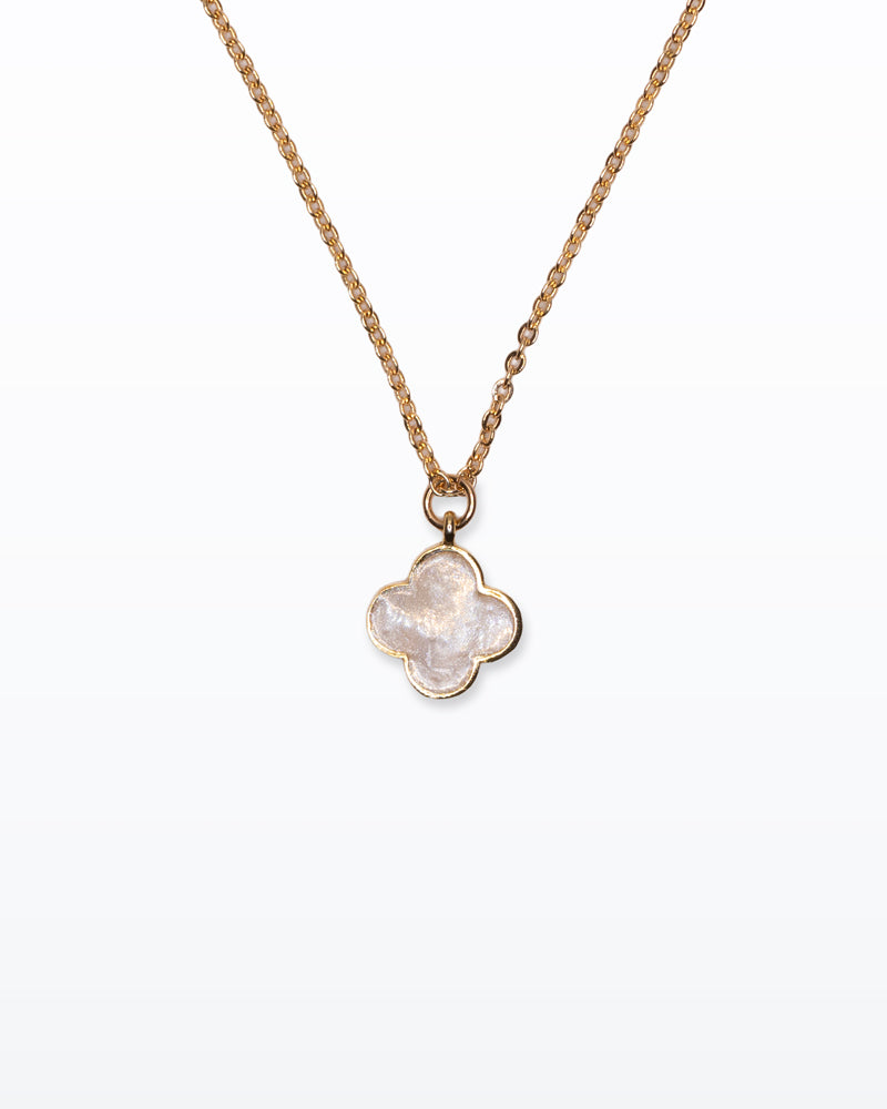 Pearl Blossom – Collana in ottone dorato con fiore madreperla